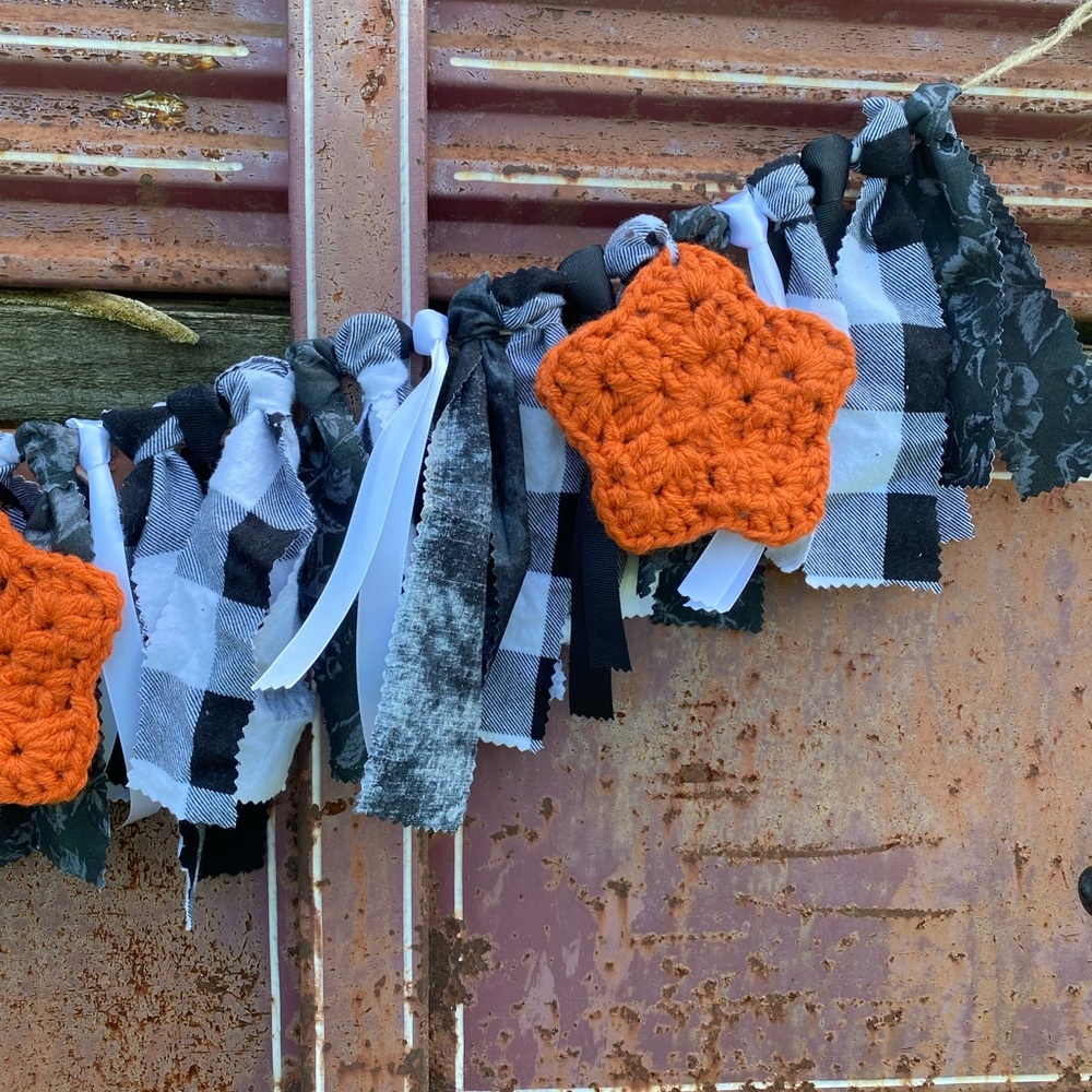 Black & White Farmhouse Garland with Buffalo Plaid and 2 sets of Crochet Stars - Picture 7 of 12